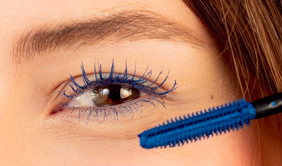 Comment porter le mascara bleu