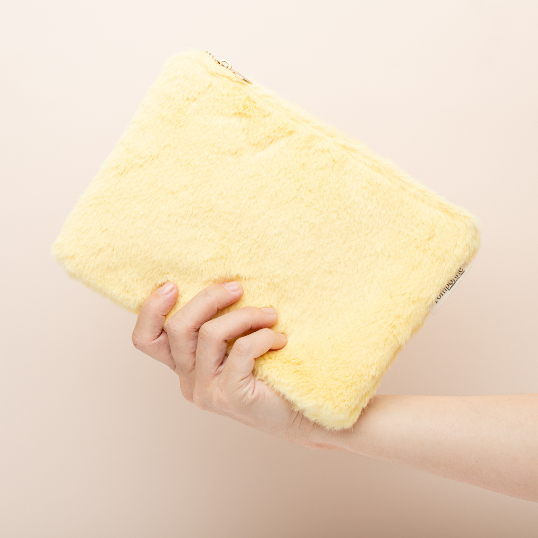 La Trousse fourrure jaune Pomponne