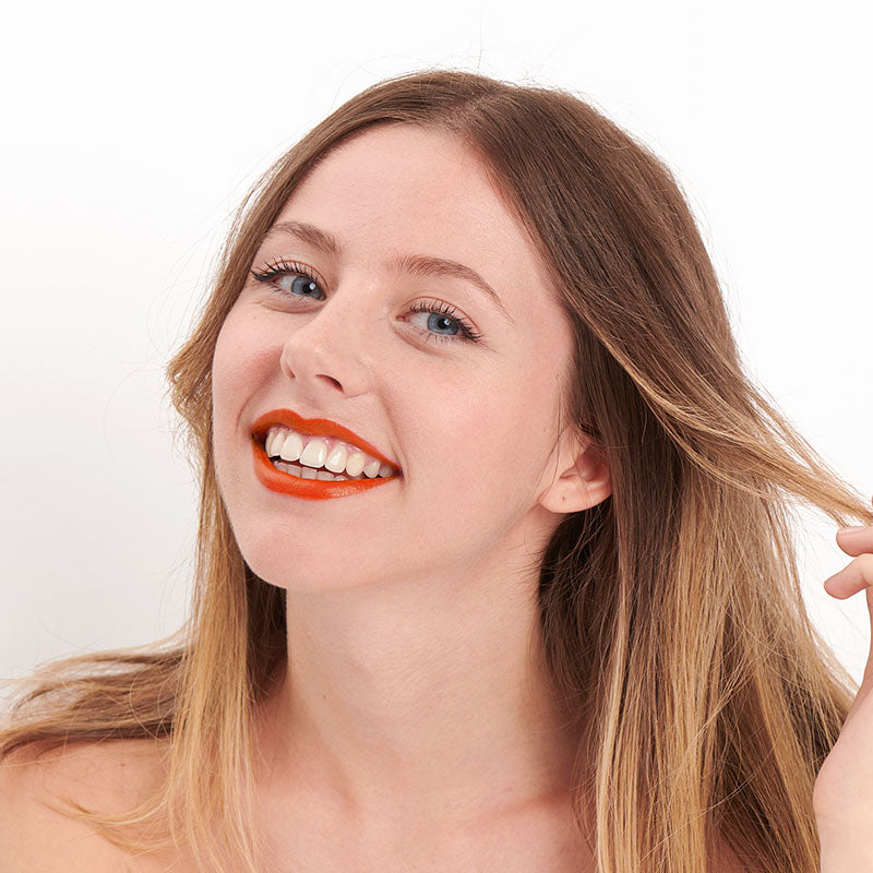 Teinte orange sixties du rouge à lèvres naturel et clean Pomponne sur peau claire