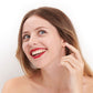 Teinte rouge cerise du rouge à lèvres naturel et clean Pomponne sur peau claire