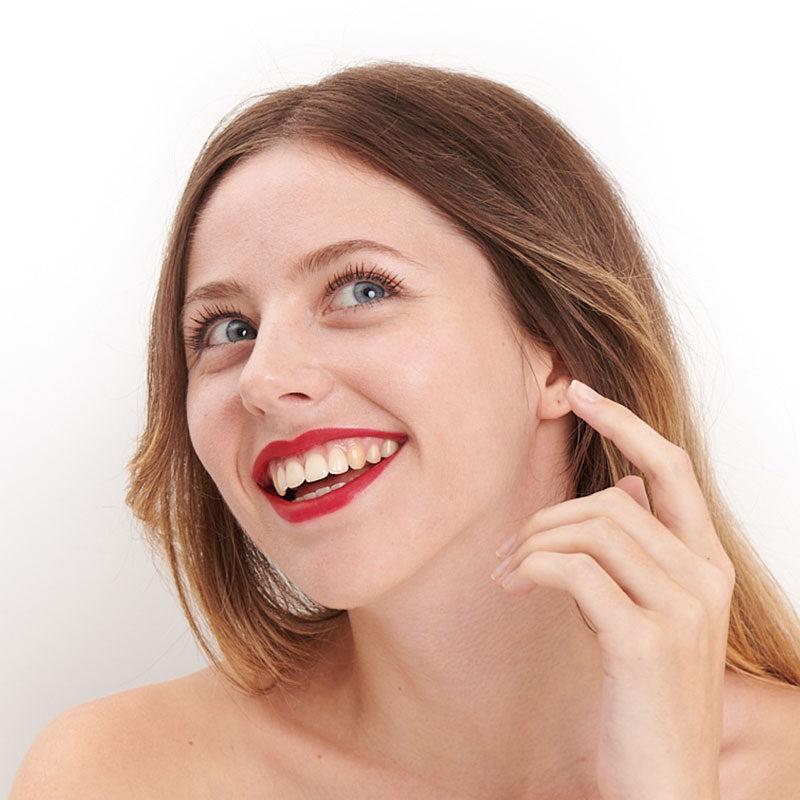 Teinte rouge couture du rouge à lèvres naturel et clean Pomponne sur peau claire