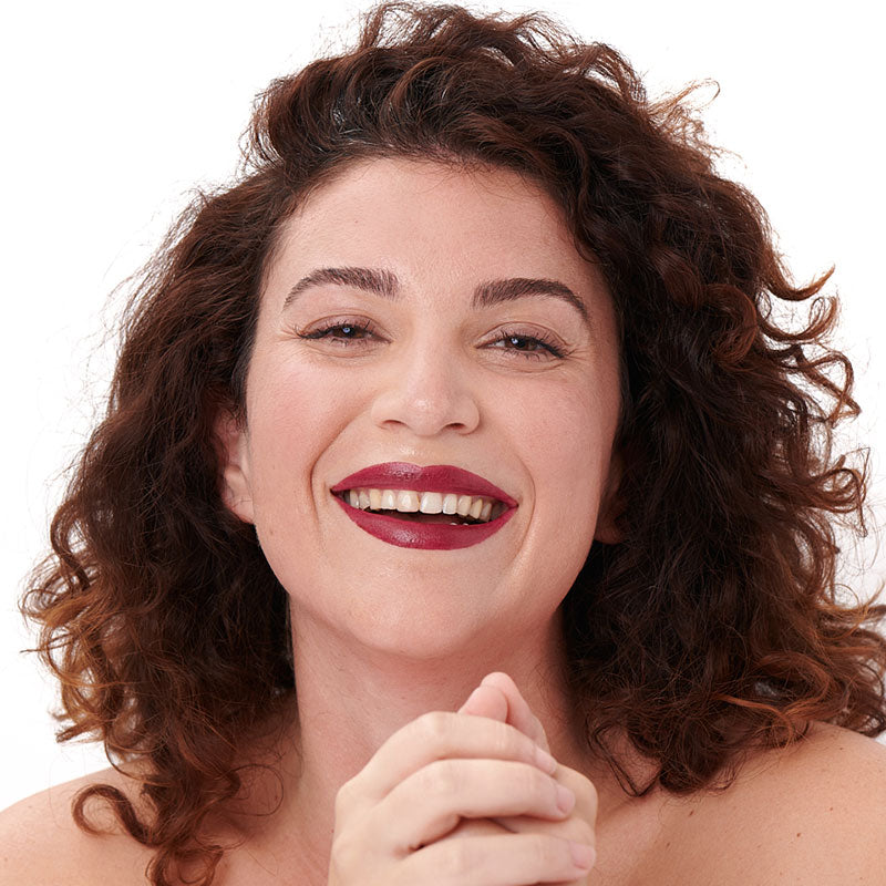Teinte rubis du rouge à lèvres naturel et clean Pomponne sur peau mate